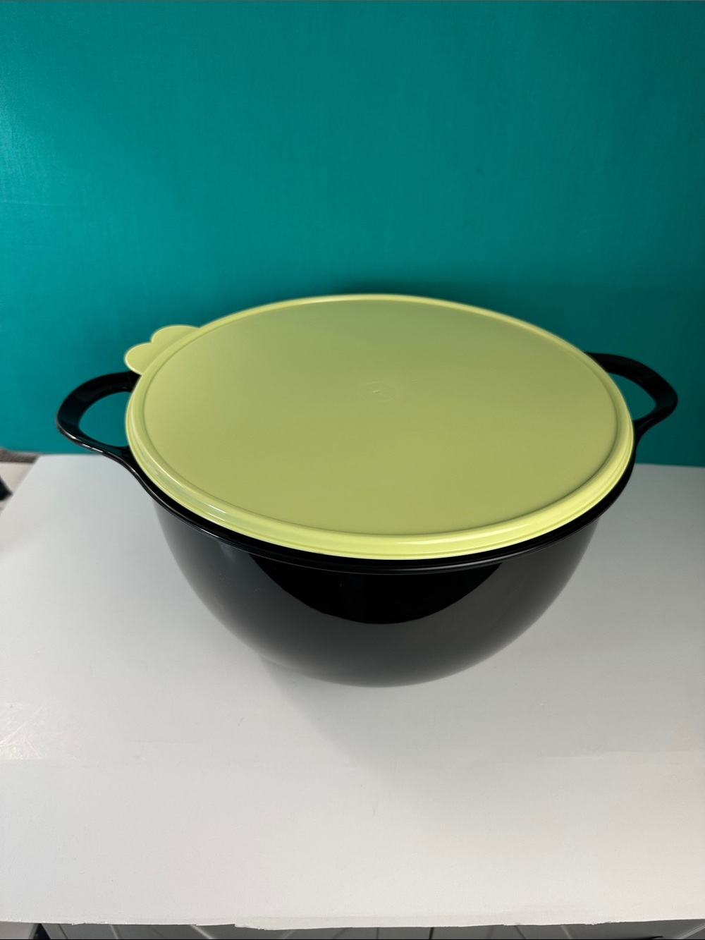 Tupperware Thatsa 42 Cup Black With Lime Green Seal Dual Handle Bowl New